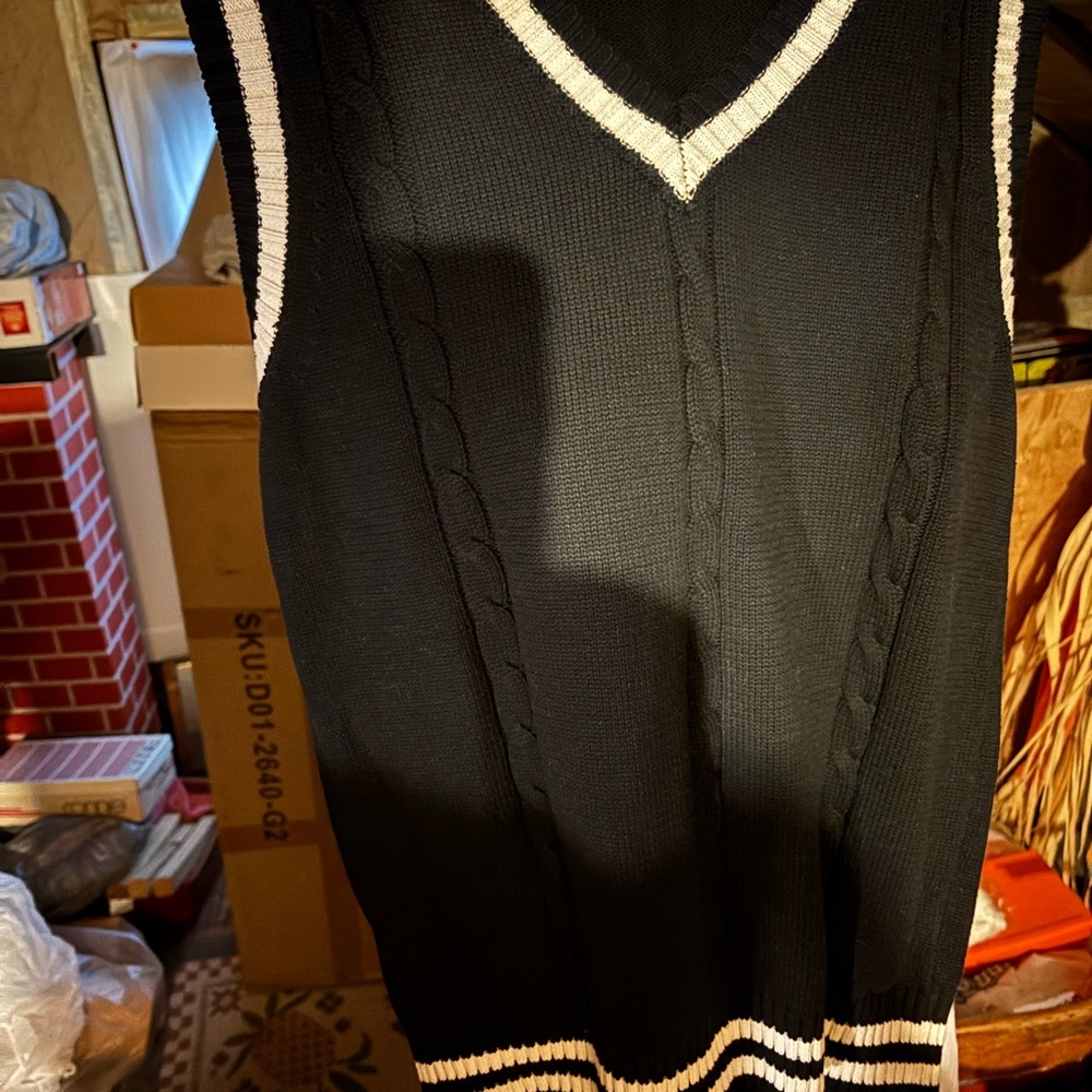 Ladies Yujianxiong Black and White V-Neck Sweater Vest Size M